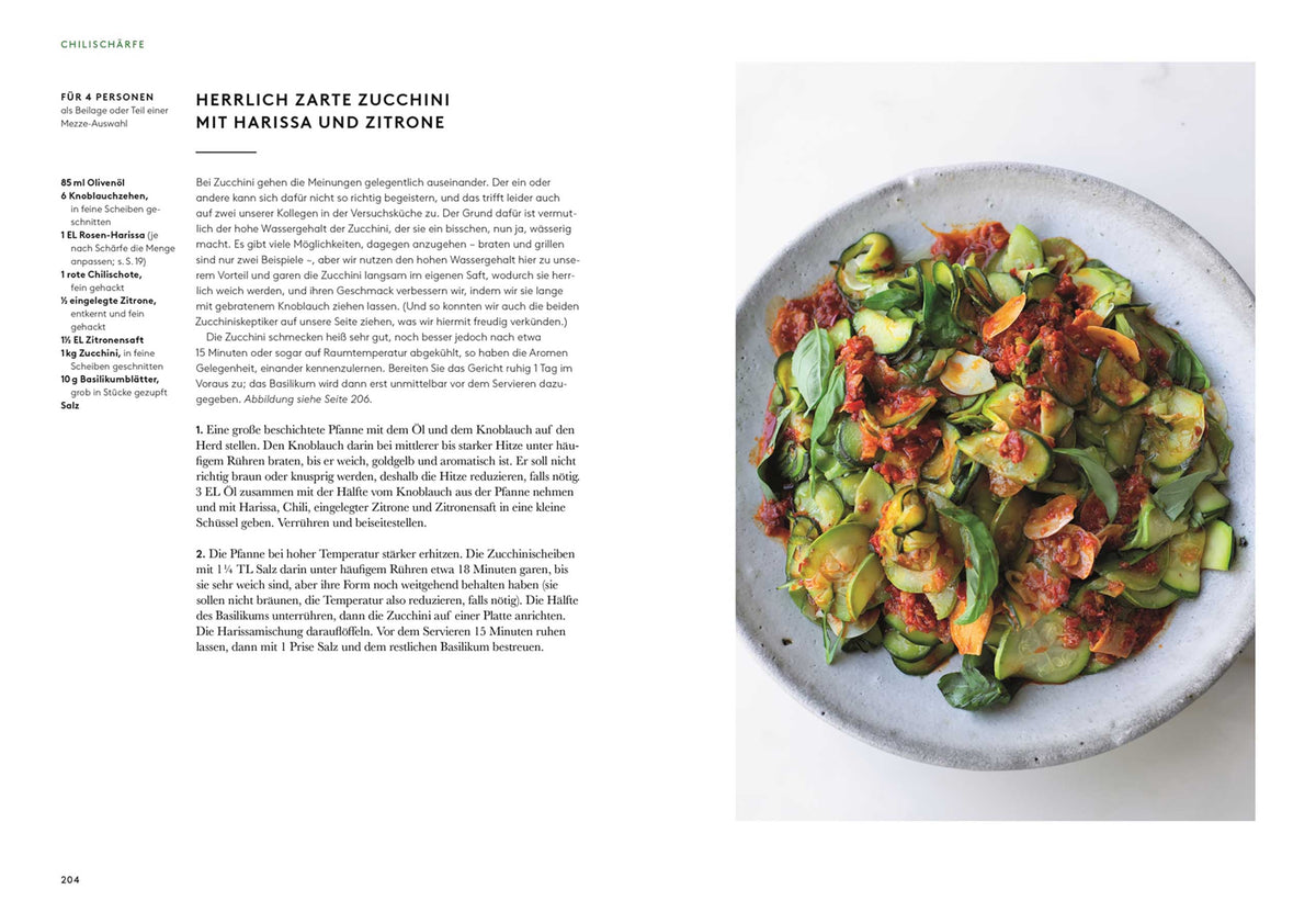 Zucchinisalat mit Harissa, Zitronenscheiben und Ottolenghi Flavour Paprikaflocken, mit Kräutern.